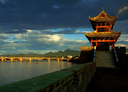 古浮橋在晨曦裏如夢如畫