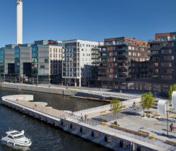 Fredriksdal碼頭：一個長木碼頭，一方樹木和兩個大型秋千